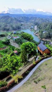 Cabaña con jacuzzi y vista al embalse - Ocasia