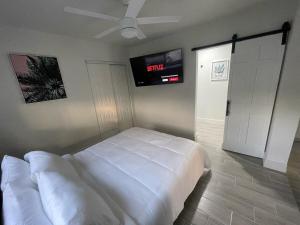 The Vice City Suite - Private stay with Free Parking in the Heart of Miami