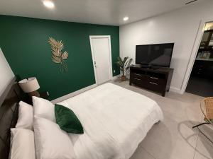 The Miami Tropic Suite - Private Stay with Free Parking in the Heart of Miami