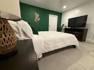The Miami Tropic Suite - Private Stay with Free Parking in the Heart of Miami