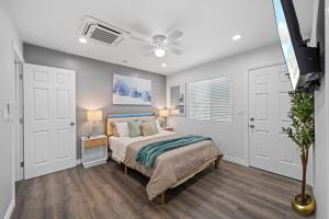 Entire Private Home with 3 Bedrooms 3 Bathrooms, House with Yard, King Bed, Prime Location, Available Now