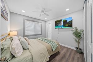 Entire Private Home with 4 Bedrooms 3 Bathrooms, King Bed, Gated Yard, Parking, Ranch, Available Now