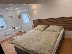 Traumhaft modernes Zimmer mit Doppelbett,,,,Gemeinschaftsbad und WC in 78554 Aldingen