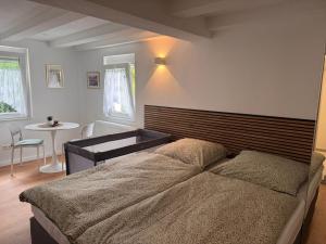 Traumhaft modernes Zimmer mit Doppelbett,,,,Gemeinschaftsbad und WC in 78554 Aldingen