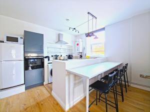 Near South Wimbledon Station, 2BR, Sleep 7, King beds