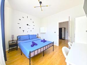 Near South Wimbledon Station, 2BR, Sleep 7, King beds