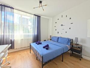 Near South Wimbledon Station, 2BR, Sleep 7, King beds