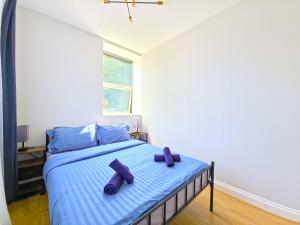Near South Wimbledon Station, 2BR, Sleep 7, King beds