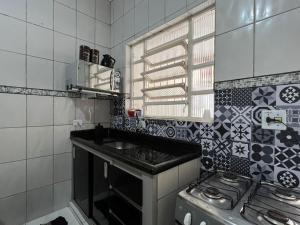 Casa de 2 Quartos à 5 min a Pé da Praia, com Churrasqueira e 3 Vagas de Garagem