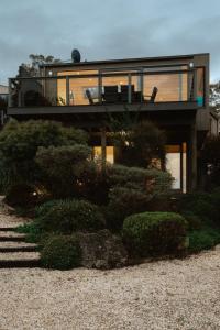 OCEAN VIEW Coastal 3 BEDROOM Retreat in Lorne - Balcony, Fireplace, Free WiFi Warm Coastal Charm