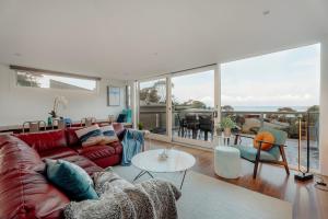 OCEAN VIEW Coastal 3 BEDROOM Retreat in Lorne - Balcony, Fireplace, Free WiFi Warm Coastal Charm