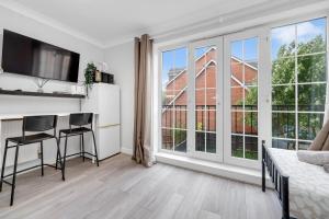 Riverview, studio style room near station R3