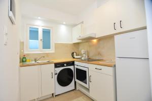 Athenian Riviera budget friendly 2 minutes to the beach tram