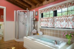 King Room with Spa Bath - The Ouachita room in Tiffany's Bed and Breakfast