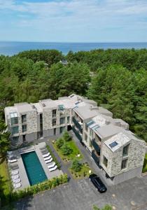 Pinewood Apartment by the Sea