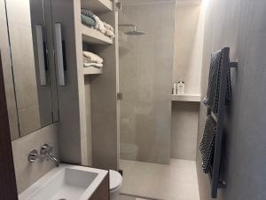 Pinewood Apartment by the Sea