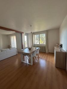 Appartements appartement cosy tout equipe avec balcon : photos des chambres