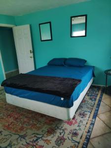 Cozy Getaway with Bright Colors & Full Kitchen - 3hvězdičkové hotely ve městě Fort Myers