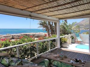 Beachfront Bungalow with Private Pool in Camps Bay