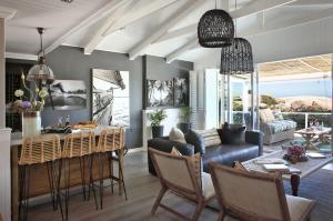 Beachfront Bungalow with Private Pool in Camps Bay