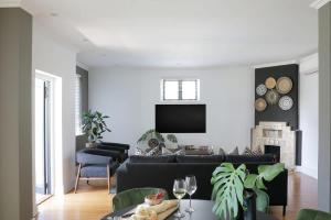 Modern Green Point Apartment withPool Access