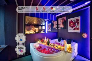 Appartements Dark Floral insolite Jacuzzi privee situe a 5 minutes du centre ville parking sur place possible : Appartement 1 Chambre