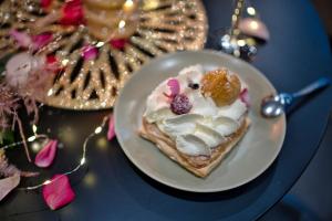 Appartements Dark Floral insolite Jacuzzi privee situe a 5 minutes du centre ville parking sur place possible : photos des chambres