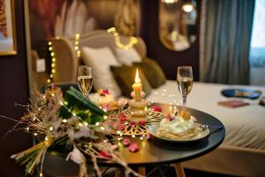 Appartements Dark Floral insolite Jacuzzi privee situe a 5 minutes du centre ville parking sur place possible : photos des chambres