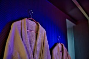 Appartements Dark Floral insolite Jacuzzi privee situe a 5 minutes du centre ville parking sur place possible : photos des chambres