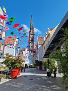 Appartements Dark Floral insolite Jacuzzi privee situe a 5 minutes du centre ville parking sur place possible : photos des chambres