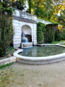 Appartements Dark Floral insolite Jacuzzi privee situe a 5 minutes du centre ville parking sur place possible : photos des chambres