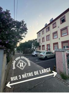 Appartements Dark Floral insolite Jacuzzi privee situe a 5 minutes du centre ville parking sur place possible : photos des chambres