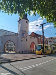 Appartements Dark Floral insolite Jacuzzi privee situe a 5 minutes du centre ville parking sur place possible : photos des chambres