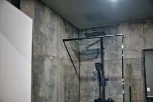 Appartements Dark Floral insolite Jacuzzi privee situe a 5 minutes du centre ville parking sur place possible : photos des chambres