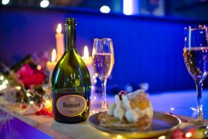 Appartements Dark Floral insolite Jacuzzi privee situe a 5 minutes du centre ville parking sur place possible : photos des chambres