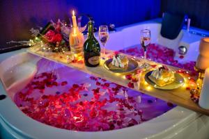 Appartements Dark Floral insolite Jacuzzi privee situe a 5 minutes du centre ville parking sur place possible : photos des chambres