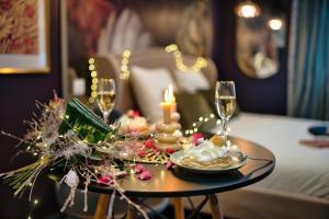 Appartements Dark Floral insolite Jacuzzi privee situe a 5 minutes du centre ville parking sur place possible : photos des chambres