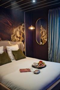 Appartements Dark Floral insolite Jacuzzi privee situe a 5 minutes du centre ville parking sur place possible : photos des chambres