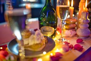 Appartements Dark Floral insolite Jacuzzi privee situe a 5 minutes du centre ville parking sur place possible : photos des chambres