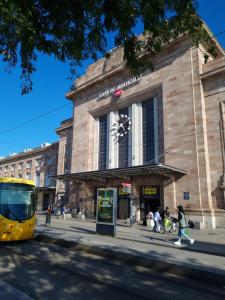 Appartements Dark Floral insolite Jacuzzi privee situe a 5 minutes du centre ville parking sur place possible : photos des chambres