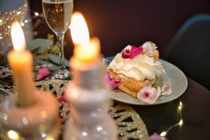 Appartements Dark Floral insolite Jacuzzi privee situe a 5 minutes du centre ville parking sur place possible : photos des chambres