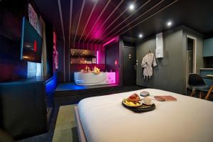 Appartements Dark Floral insolite Jacuzzi privee situe a 5 minutes du centre ville parking sur place possible : photos des chambres