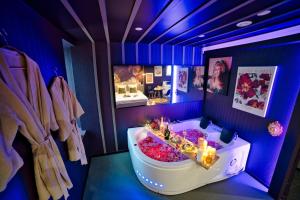 Appartements Dark Floral insolite Jacuzzi privee situe a 5 minutes du centre ville parking sur place possible : photos des chambres