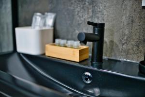 Appartements Dark Floral insolite Jacuzzi privee situe a 5 minutes du centre ville parking sur place possible : photos des chambres