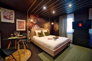 Appartements Dark Floral insolite Jacuzzi privee situe a 5 minutes du centre ville parking sur place possible : photos des chambres