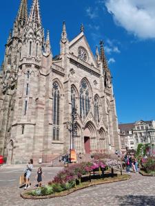 Appartements Dark Floral insolite Jacuzzi privee situe a 5 minutes du centre ville parking sur place possible : photos des chambres