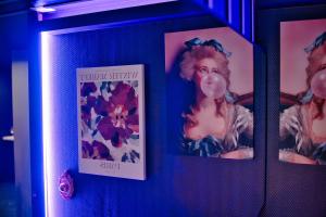 Appartements Dark Floral insolite Jacuzzi privee situe a 5 minutes du centre ville parking sur place possible : photos des chambres