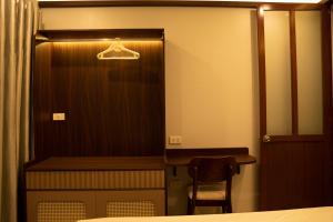 Street-facing room 2BR Balcony Elegance Home