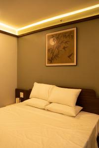 Street-facing room 2BR Balcony Elegance Home