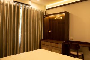 Street-facing room 2BR Balcony Elegance Home